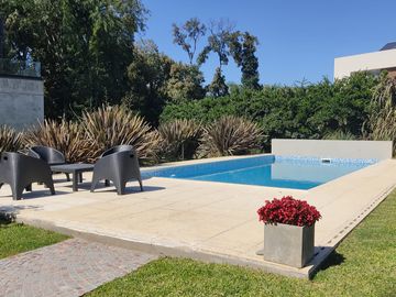 VENTA-B° Cerrado El Casco de Leloir Casa de 6 ambientes con 7 baños. Lote de 1680 m2.-Orientación Norte-