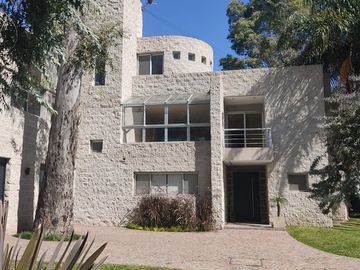 VENTA-B° Cerrado El Casco de Leloir Casa de 6 ambientes con 7 baños. Lote de 1680 m2.-Orientación Norte-