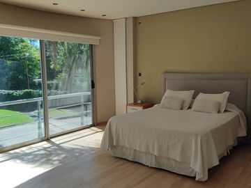 VENTA-B° Cerrado El Casco de Leloir Casa de 6 ambientes con 7 baños. Lote de 1680 m2.-Orientación Norte-