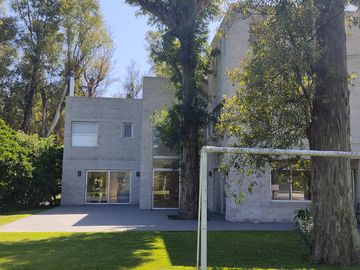 VENTA-B° Cerrado El Casco de Leloir Casa de 6 ambientes con 7 baños. Lote de 1680 m2.-Orientación Norte-