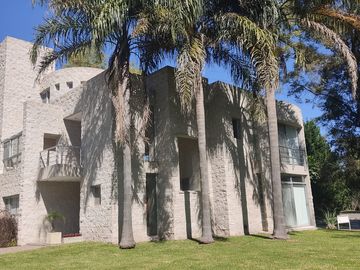 VENTA-B° Cerrado El Casco de Leloir Casa de 6 ambientes con 7 baños. Lote de 1680 m2.-Orientación Norte-
