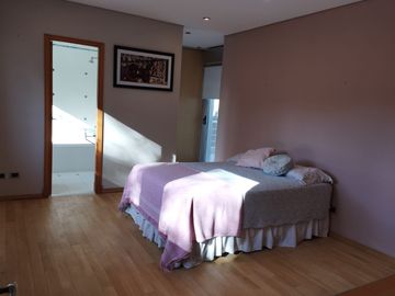 VENTA-B° Cerrado El Casco de Leloir Casa de 6 ambientes con 7 baños. Lote de 1680 m2.-Orientación Norte-