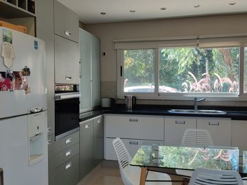 VENTA-B° Cerrado El Casco de Leloir Casa de 6 ambientes con 7 baños. Lote de 1680 m2.-Orientación Norte-