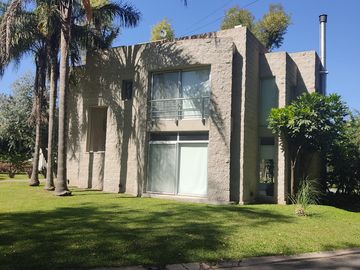 VENTA-B° Cerrado El Casco de Leloir Casa de 6 ambientes con 7 baños. Lote de 1680 m2.-Orientación Norte-