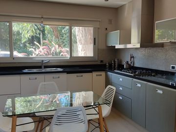 VENTA-B° Cerrado El Casco de Leloir Casa de 6 ambientes con 7 baños. Lote de 1680 m2.-Orientación Norte-
