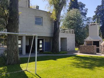 VENTA-B° Cerrado El Casco de Leloir Casa de 6 ambientes con 7 baños. Lote de 1680 m2.-Orientación Norte-