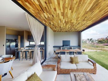 Casa con sauna, jacuzzi, jardín, rooftop en venta San Miguel de Allende.