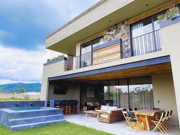 Casa con sauna, jacuzzi, jardín, rooftop en venta San Miguel de Allende.
