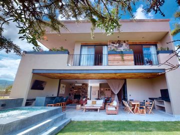 Casa con sauna, jacuzzi, jardín, rooftop en venta San Miguel de Allende.