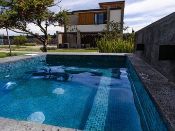 Casa con sauna, jacuzzi, jardín, rooftop en venta San Miguel de Allende.