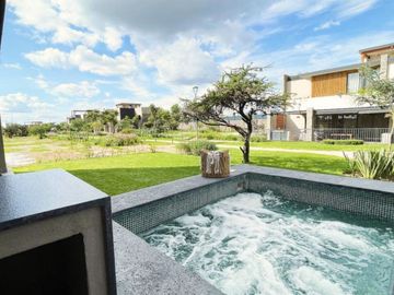 Casa con sauna, jacuzzi, jardín, rooftop en venta San Miguel de Allende.
