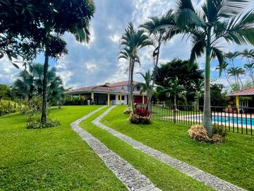 Majestuosa casa campestre vía Alcala ideal para Hotel Campestre. Hacienda Cafetera. Pereira - Colombia.