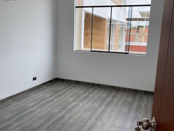 VENDO CASA DE DOS PISOS EN ESTRENO CERCA A PARQUE EN LA ENTRADA DE BOULEVARD PARK PLAZA