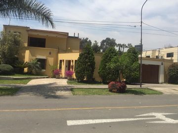 VENDO HERMOSA CASA EN LA MEJOR ZONA DE LA URB. LA FONTANA, MOLINA