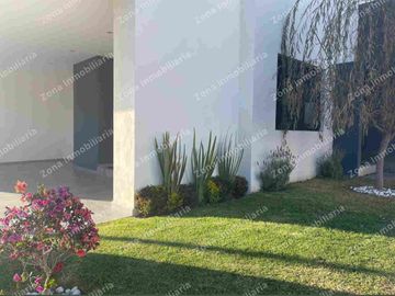 CASA EN VENTA EN RESIDENCIAL LOMBARDIA IRAPUATO