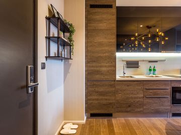 Spacious and modern 1 bedroom freehold condo in Langsuan