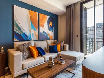 Spacious and modern 1 bedroom freehold condo in Langsuan