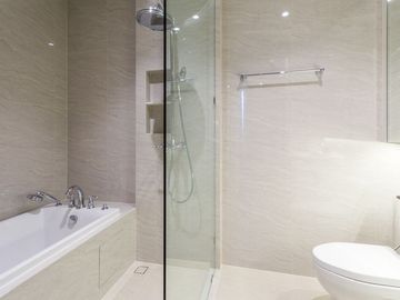 Spacious and modern 1 bedroom freehold condo in Langsuan