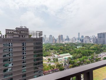 Spacious and modern 1 bedroom freehold condo in Langsuan