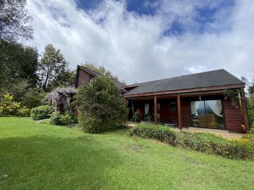 casa de ensueño  con vista panoramica al Lago Villarrica / sector club de campo