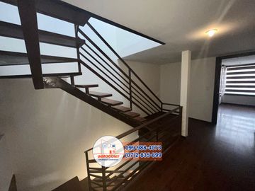 CASA DE 6 DORMITORIOS en venta, Sector Totoracocha C1070