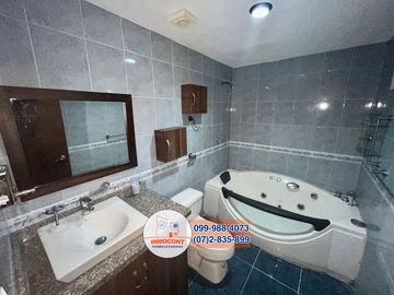 CASA DE 6 DORMITORIOS en venta, Sector Totoracocha C1070