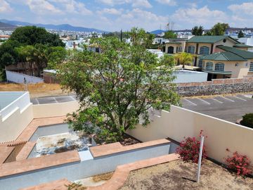 venta casa en juriquilla con alberca departamento independiente