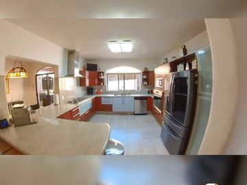 Casa con Alberca y Jacuzzi en Perfectas Condiciones en Av,Himalaya Dentro de Privada segura y silenciosa