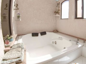 Casa con Alberca y Jacuzzi en Perfectas Condiciones en Av,Himalaya Dentro de Privada segura y silenciosa