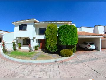Casa con Alberca y Jacuzzi en Perfectas Condiciones en Av,Himalaya Dentro de Privada segura y silenciosa
