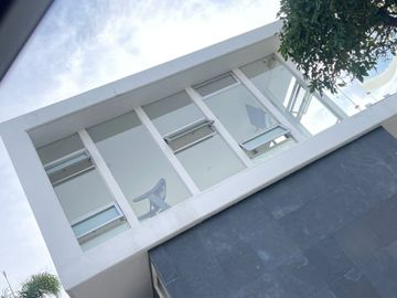 CASA EN VENTA PARQUE NUEVO LEÓN LOMAS DE ANGELÓPOLIS, CERCA DE PLAZAS COMERCIALES SUPERMERCADOS Y ESCUELAS, A UNOS METROS DE NUEVO CHEDRAUI SELECT