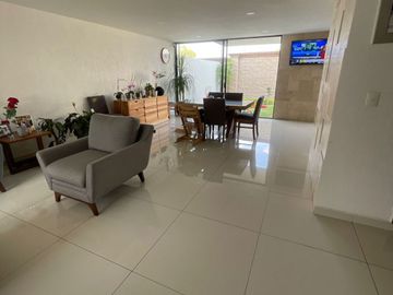 CASA EN VENTA PARQUE NUEVO LEÓN LOMAS DE ANGELÓPOLIS, CERCA DE PLAZAS COMERCIALES SUPERMERCADOS Y ESCUELAS, A UNOS METROS DE NUEVO CHEDRAUI SELECT