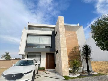 CASA EN VENTA PARQUE NUEVO LEÓN LOMAS DE ANGELÓPOLIS, CERCA DE PLAZAS COMERCIALES SUPERMERCADOS Y ESCUELAS, A UNOS METROS DE NUEVO CHEDRAUI SELECT