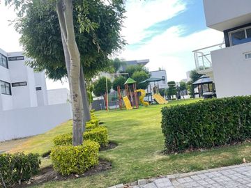 CASA EN VENTA PARQUE NUEVO LEÓN LOMAS DE ANGELÓPOLIS, CERCA DE PLAZAS COMERCIALES SUPERMERCADOS Y ESCUELAS, A UNOS METROS DE NUEVO CHEDRAUI SELECT