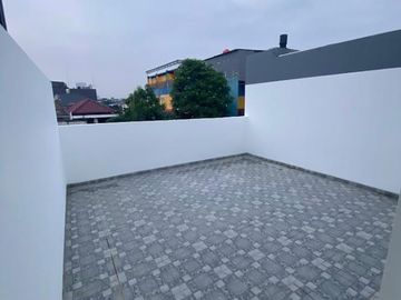 Dijual Rumah Baru 3 Lantai, Kondisi Hampir Jadi (Ready Agustus 2024), Lokasi Strategis Tanjung Duren Jakarta Barat