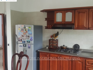 CASA EN VENTA CON 4 HABITACIONES Y JACUZZI 320 m²