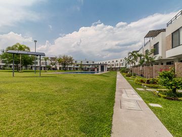 CASA EN VENTA AL SUR DE CUERNAVACA CON ALBERCA Y JARDIN