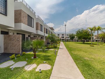 CASA EN VENTA AL SUR DE CUERNAVACA CON ALBERCA Y JARDIN
