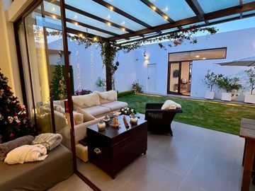 SE VENDE MODERNA CASA DE UNA SOLA PLANTA