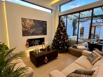 SE VENDE MODERNA CASA DE UNA SOLA PLANTA