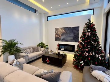 SE VENDE MODERNA CASA DE UNA SOLA PLANTA