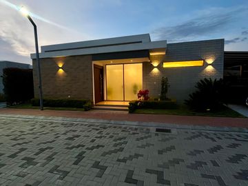 SE VENDE MODERNA CASA DE UNA SOLA PLANTA