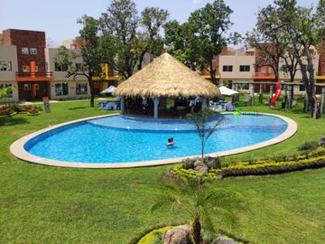 VENTA DE CASA RESIDENCIAL CON ALBERCA, ROOF GARDEN Y JARDIN PROPIO EN YAUTEPEC
