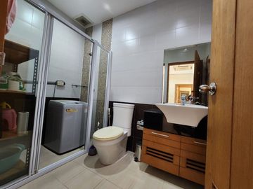 Condominium for sale, Modern Contemporary style, Doi Suthep view. The condo is located between Chiang Mai city. Near the Chiang Mai International Conv