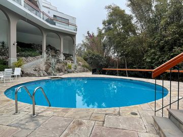 ¡BAJO DE PRECIO! Linda y moderna casa de 3 niveles  en Condominio Cerros de Camacho, con una vista espectacular al Club el Golf Los Incas.