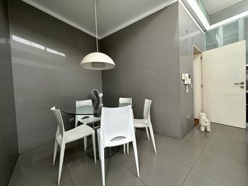 ¡BAJO DE PRECIO! Linda y moderna casa de 3 niveles  en Condominio Cerros de Camacho, con una vista espectacular al Club el Golf Los Incas.