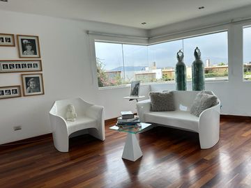 ¡BAJO DE PRECIO! Linda y moderna casa de 3 niveles  en Condominio Cerros de Camacho, con una vista espectacular al Club el Golf Los Incas.