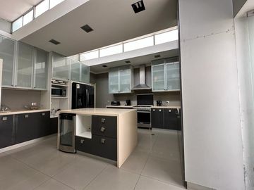 ¡BAJO DE PRECIO! Linda y moderna casa de 3 niveles  en Condominio Cerros de Camacho, con una vista espectacular al Club el Golf Los Incas.