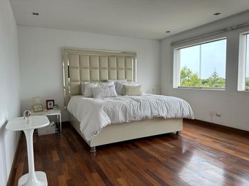 ¡BAJO DE PRECIO! Linda y moderna casa de 3 niveles  en Condominio Cerros de Camacho, con una vista espectacular al Club el Golf Los Incas.