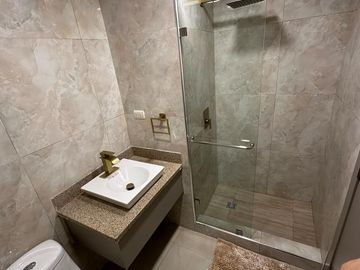En venta suite amoblada en Riverfront 2 en Puerto Santa Ana